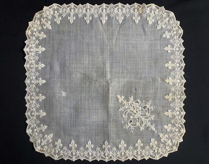 null Trois mouchoirs brodés, France, 2nde moitié du XIXe siècle.
En linon fil de...