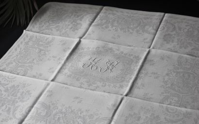 Suite of eighteen large damask napkins, end...