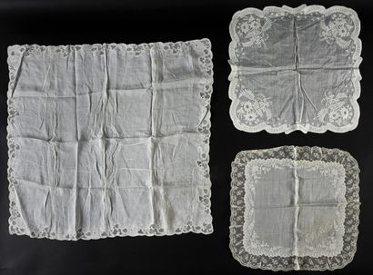 null Trois mouchoirs brodés, 2nde moitié du XIXe siècle.
En linon fil de main dont...