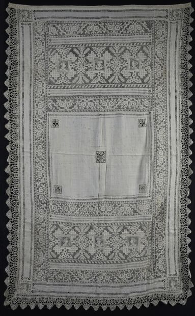 null Rare tapis de table en lin et dentelle, 1er quart du XVIIe siècle.
Le centre...