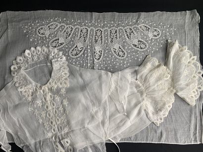 null Eléments du costume féminin en broderie blanche, XIXe siècle.
Une guimpe et...