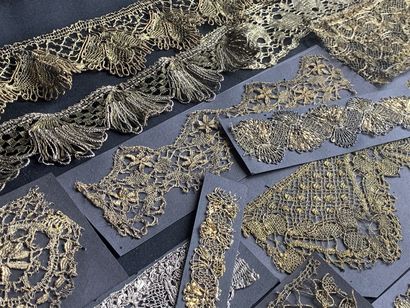 null Twenty borders and documents in metallic lace, bobbins, XIXth century.
In gold...