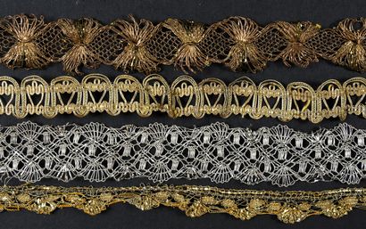 null Important collection of metallic lace borders and documents, bobbins, 19th century.
In...