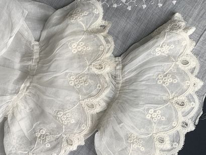 null Eléments du costume féminin en broderie blanche, XIXe siècle.
Une guimpe et...