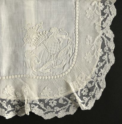 null Trois housses de coussin, broderie blanche, 2nde moitié du XIXe siècle. 
Mouchoirs...