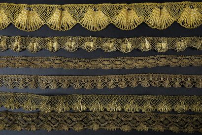 null Important collection of metallic lace borders and documents, bobbins, 19th century.
In...