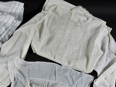 null Sept chemises de nuit pour la femme, fin du XIXe siècle.
En linon et dentelle...