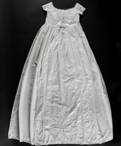 null Superbe robe de baptême, broderie Ayrshire, milieu du XIXe siècle. 
Longue robe...