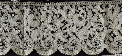 null Honiton lace borders, spindles, England, 2nd half of the XIXth century.
With...