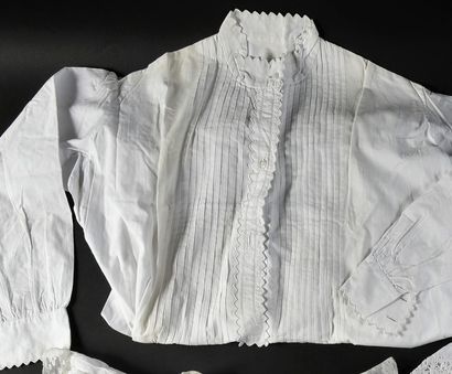 null Sept chemises de nuit pour la femme, fin du XIXe siècle.
En linon et dentelle...