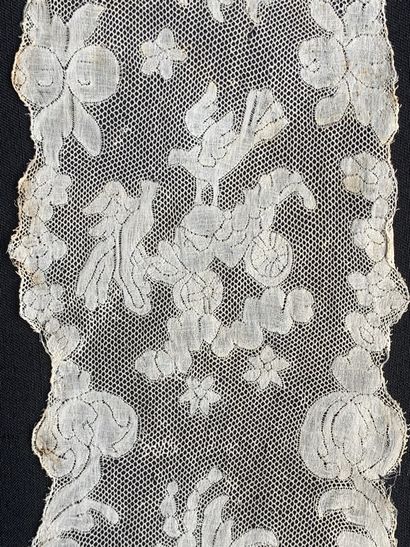 null 
Barbes en dentelle de Valenciennes, fuseaux, vers 1750-60.
En lin finement...