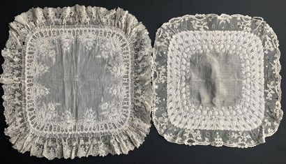 null Deux mouchoirs brodés et dentelle à l'aiguille, 2nde moitié du XIXe siècle.
En...