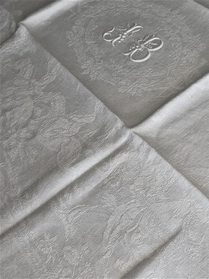 null Suite of nine hunting towels, early 20th century. 
Nine towels in damask cotton...