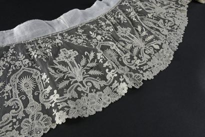 null Long ruffle with symbols of Christ, Brussels, end of the 19th century.
Sumptuous...