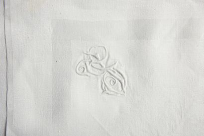 null Quatre nappes en damassé à motif floral, vers 1900-1930.
Une nappe à dessin...