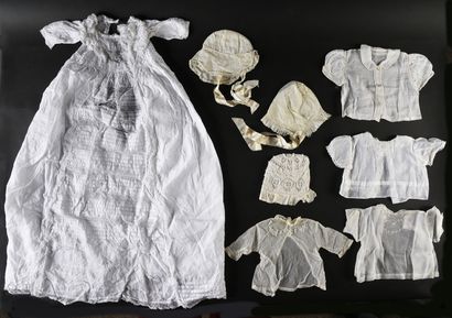 null Vêtements de petit enfant en dentelle et broderie, fin du XIXe siècle. 
Fond...