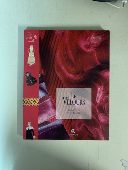 null Twelve books on fabric, silk, velvet and prints.
Books or booklets including...