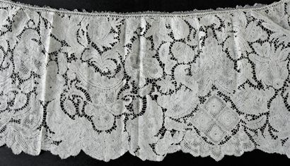 null Quatre bordures en dentelle de Brabant, fuseaux, vers 1730-50.
A motifs floraux,...