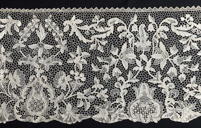 null Large Youghal ruffle, needlepoint, Ireland, end of the 19th century.
Large and...