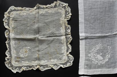 null Six mouchoirs brodés, 2nde moitié du XIXe siècle.
En linon fil de main, un à...