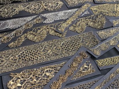 null Twenty borders and documents in metallic lace, bobbins, XIXth century.
In gold...