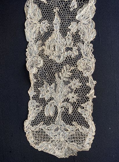 null Barbes en dentelle d'Argentan, aiguille, vers 1730-50.
En lin couleur ivoire...