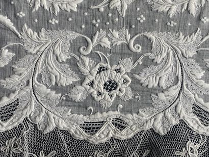 null Somptueux grand mouchoir brodé, 1ère moitié du XIXe siècle.
En linon fil de...