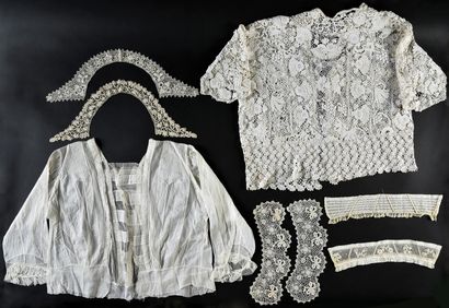 null Eléments du costume féminin en dentelle, fin du XIXe siècle. 
Un corsage et...