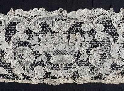 null Barbes en dentelle d'Argentan, aiguille, vers 1730-50.
En lin couleur ivoire...