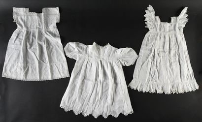 null Vêtements de petit enfant en dentelle et broderie, fin du XIXe siècle. 
Fond...