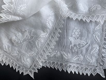null Deux grands mouchoirs brodés, 1re tiers du XIXe siècle.
En linon fil de main...