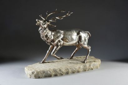 DE FIESOLE. (XXe siècle), d'après. 
Silver bronze stag on white marble base.
H.:...