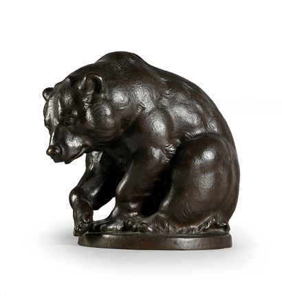 SCHLIEPSTEIN Ours assis.
Bronze à patine brun noir.
H.: 27 cm