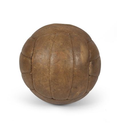 null Ballon de basket-ball en cuir 18 panneaux vers 1950. Diamètre 25 cm. Bon état...
