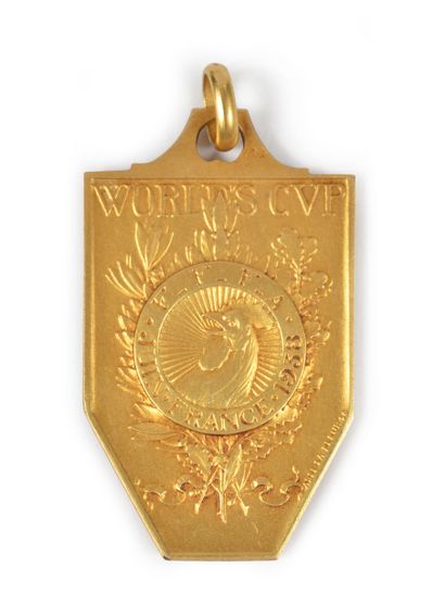 null Official gold medal for the 1938 World Cup in France. Medal given to the Italian...