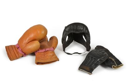null Ensemble comportant un casque et deux paires de gants dont l'une de marque Weix...