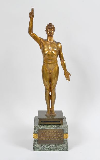 null Bronze sculpture on an imposing marble base. "The Salute of the Athlete". Signed...