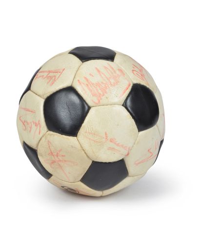 null Ball signed by the players of F.C Metz for the 1985-1986 season. We find Six,...