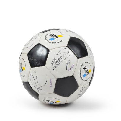 null Ball signed by the players of the Girondins de Bordeaux team for the 2005-2006...