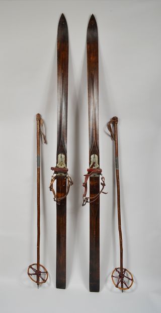 null Pair of wooden folding skis from the army, with its pair of removable poles,...