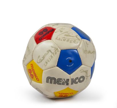 null Ball signed by the players of the Girondins de Bordeaux team for the 1986-1987...