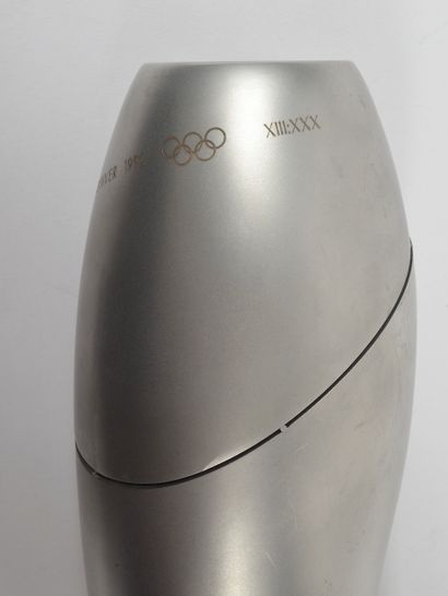 null Exceptionnelle torche des XVIème Jeux Olympiques d'hiver conçu par le designer...