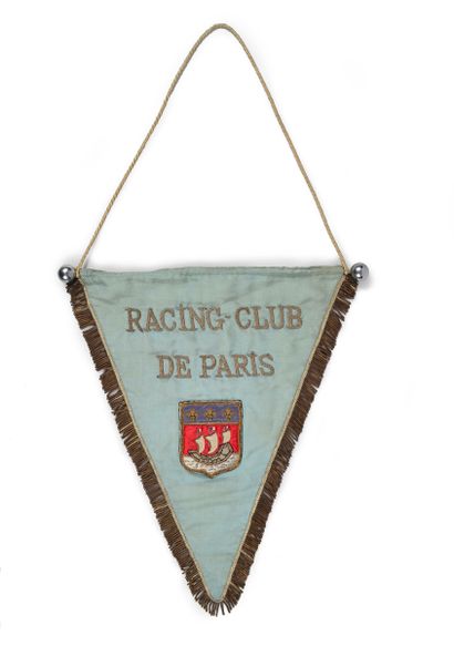 null Fanion brodé du Racing Club de Paris.
Vers 1920-1930. Dim. 35x46 cm. Bon ét...