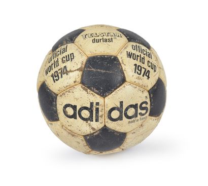 null Ballon Adidas utilisé pendant la saison 1974-1975 du championnat de France de...