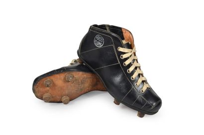 null Pair of leather shoes with 6 studs soles from Henry Ours. Around 1950.
Size...