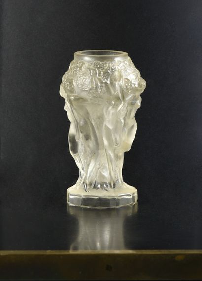 Heinrich HOFFMAN (1875 -1939) (Bohème) 
Vase Ingrid en verre moulé pressé à décor...