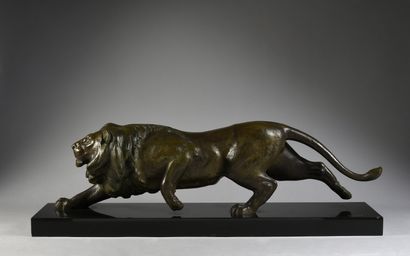 E. GUY. (Actif dans les années 1930/40) 
Lion marchant.
Bronze à patine brun clair...