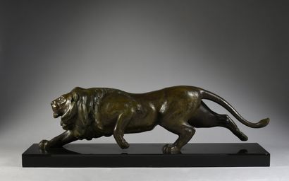 E. GUY. (Actif dans les années 1930/40) 
Lion walking.
Bronze with a light brown...