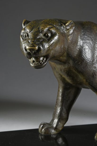 E. GUY. (Actif dans les années 1930/40) 
Walking panther.
Light brown patina bronze...