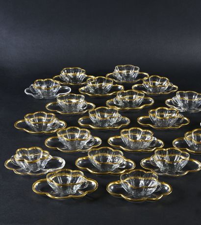 DAUM Nancy 
Suite de 18 tasses à sorbet en cristal soufflé, taillé et doré et leurs...